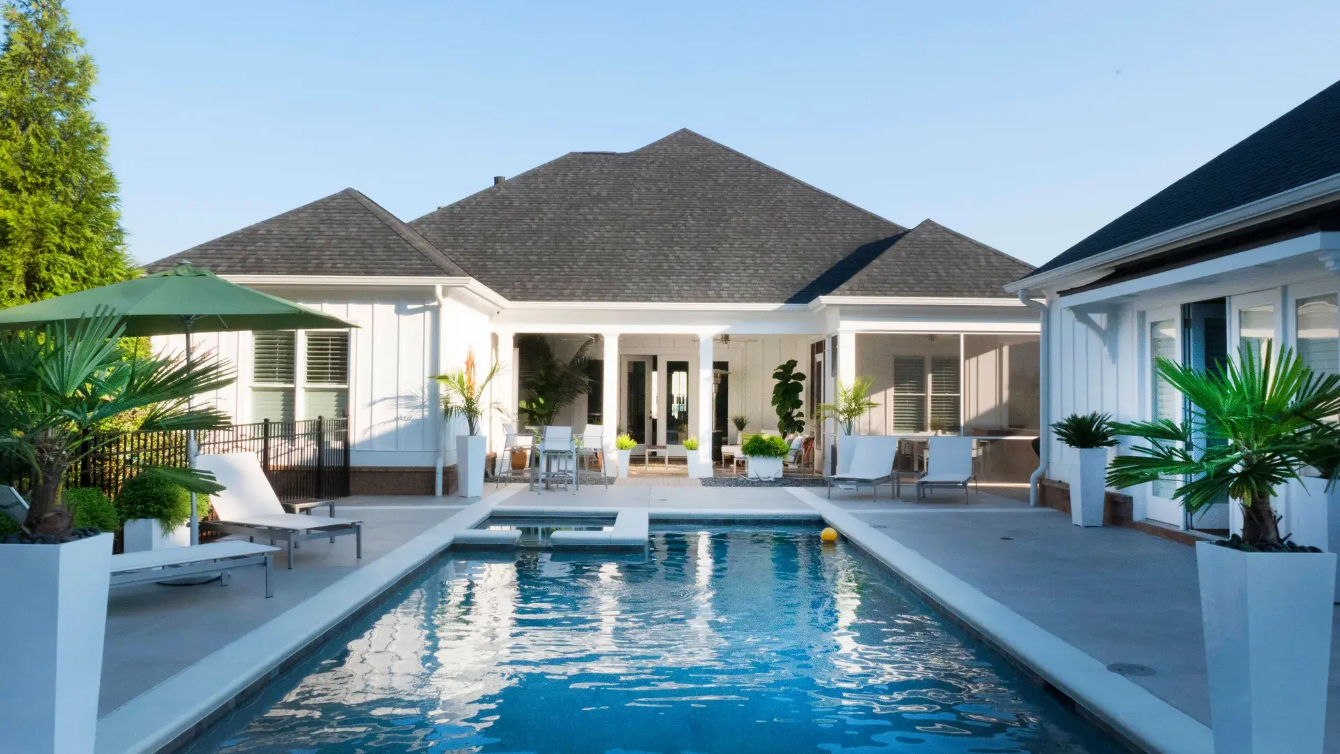 Exemple de terrassement piscine dans l'Hérault pour un couloir de nage moderne de villa.