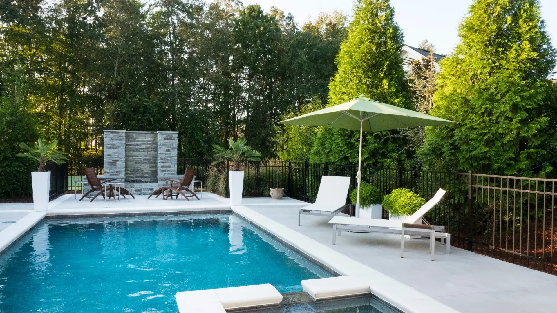 Chantier fini de terrassement piscine dans l'Hérault avec bassin paysager et plages contemporaines.