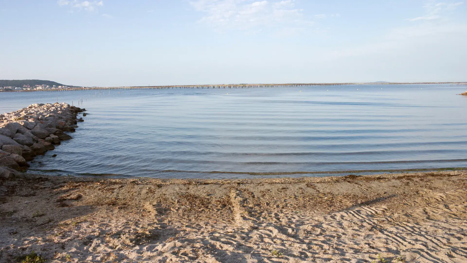 Vue panoramique sur le bassin de Thau à Sète pour l'assainissement dans l'Hérault par ELMAR TP.