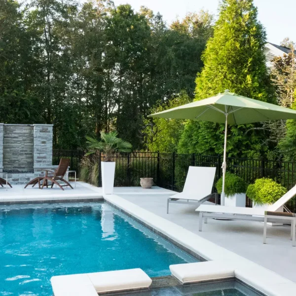 Chantier fini de terrassement piscine dans l'Hérault avec bassin paysager et plages contemporaines.